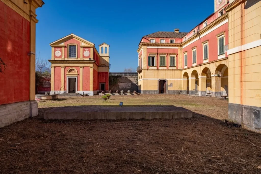 La corte della villa ottocentesca in zona Pompei, con la cappella e il porticato
