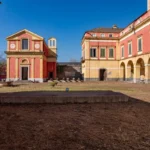 La corte della villa ottocentesca in zona Pompei, con la cappella e il porticato