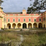 La corte interna con le palme e il porticato