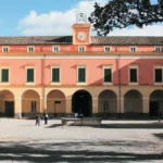 La facciata principale sulla corte, con la torre dell’orologio