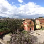 Il compendio visto dall’alto, con il Vesuvio all’orizzonte