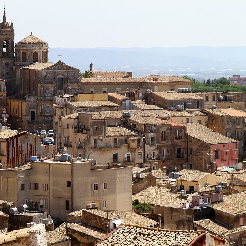 5.000 MQ in Centro a Catania (Caltagirone) a un Canone Simbolico: Il Tuo Convento per 50 Anni